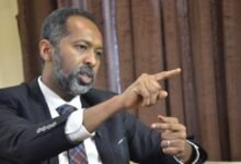 خالد سلك يرد على الجدل حول مقطع تلعثمه عند ذكر دقلو